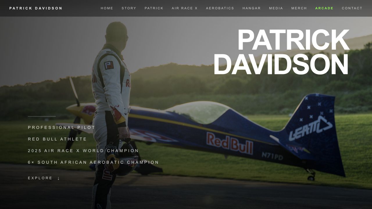 Flying Davidson website homepage showing Patrick Davidson beside his aerobatic aircraft